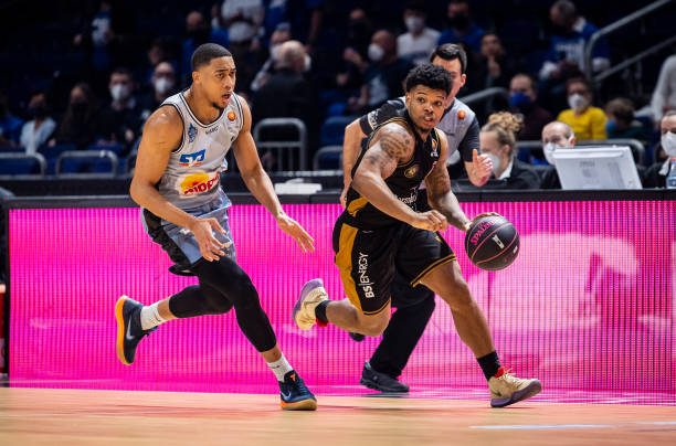 更反映出他 更反映出他