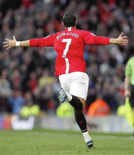 澳大利亚队上午逛街，赛前晚了25分钟出场热身，仍2-0战胜国足.